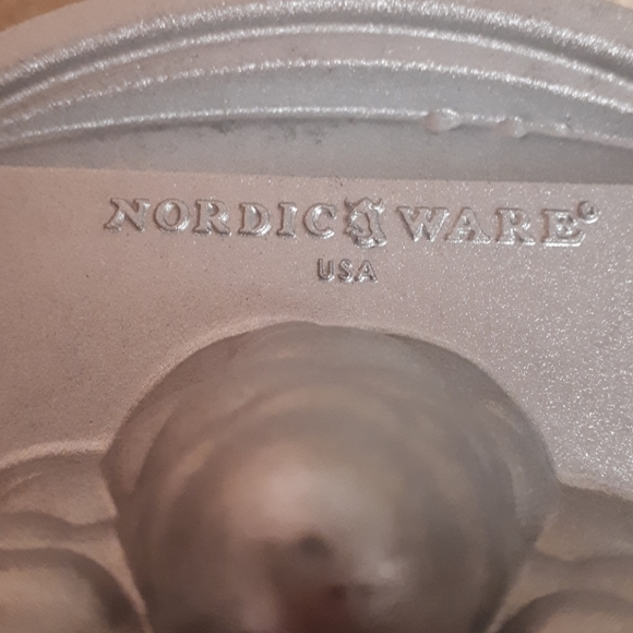 Nordic Ware holiday mini muffin pan - Picture 5 of 6